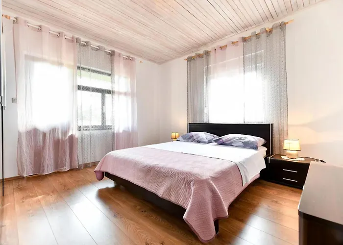 Prázdninový dům Six-bedroom In Sv Filip I Jakov *