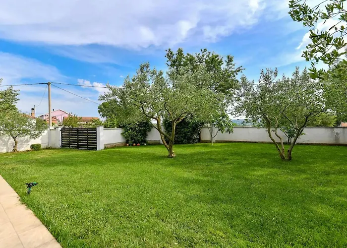 Six-bedroom In Sv Filip I Jakov