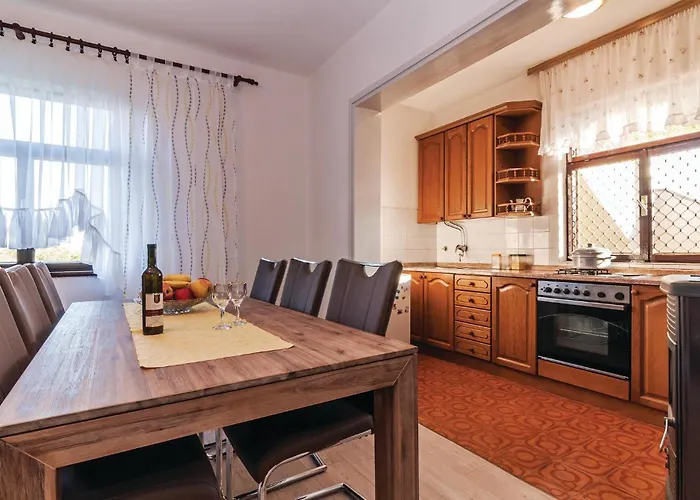 Six-bedroom In Sv Filip I Jakov *