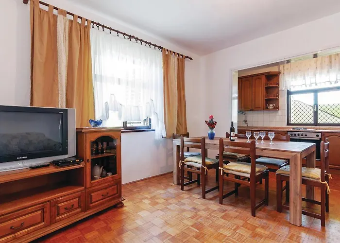 Six-bedroom In Sv Filip I Jakov Brkic