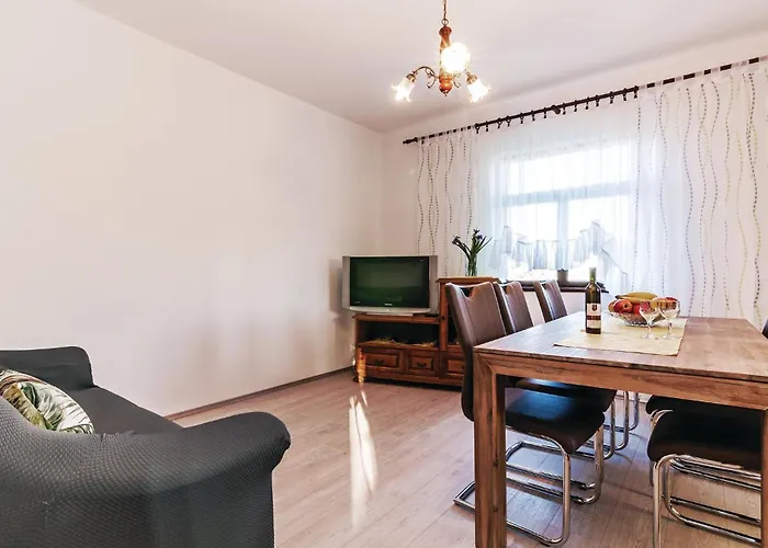 Six-bedroom In Sv Filip I Jakov *