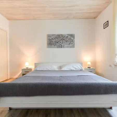 Six-bedroom In Sv Filip I Jakov بيت للعطل