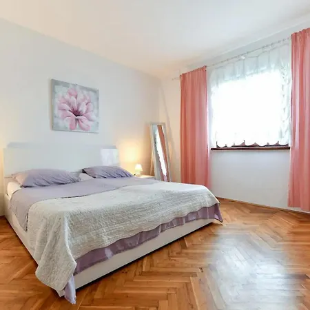 بيت للعطل Six-bedroom In Sv Filip I Jakov