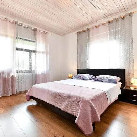 بيت للعطل Six-bedroom In Sv Filip I Jakov *