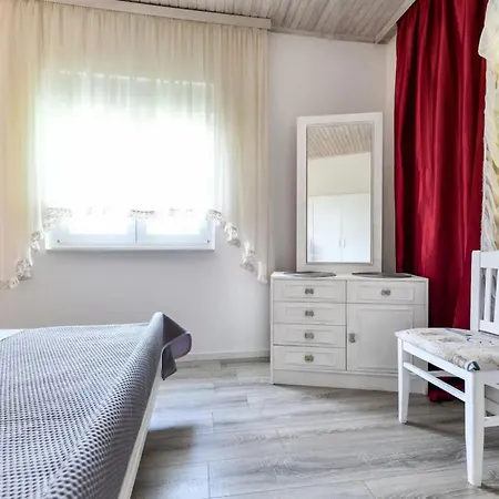 Six-bedroom In Sv Filip I Jakov *
