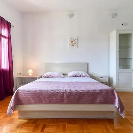 بيت للعطل Six-bedroom In Sv Filip I Jakov