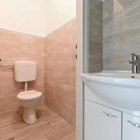 بيت للعطل Six-bedroom In Sv Filip I Jakov *