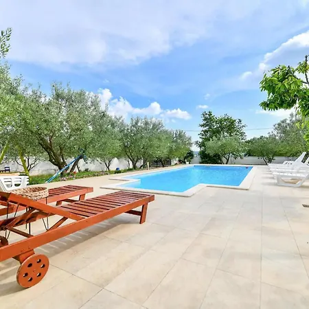 Six-bedroom In Sv Filip I Jakov بيت للعطل *