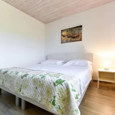 Six-bedroom In Sv Filip I Jakov *