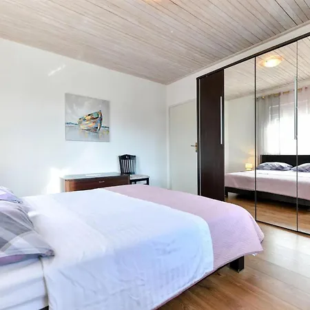 Six-bedroom In Sv Filip I Jakov