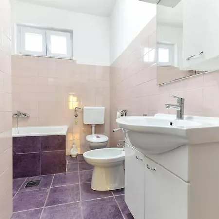 بيت للعطل Six-bedroom In Sv Filip I Jakov *