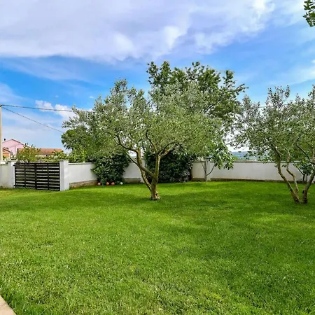 Six-bedroom In Sv Filip I Jakov