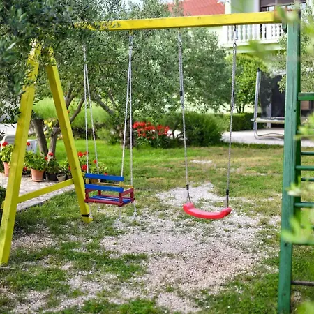 Six-bedroom In Sv Filip I Jakov بيت للعطل *