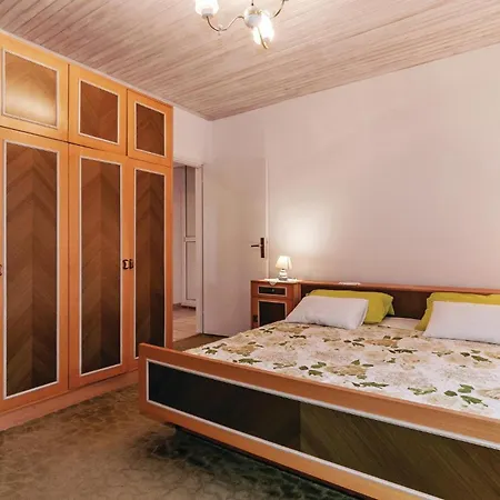 بيت للعطل Six-bedroom In Sv Filip I Jakov *