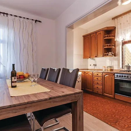 Six-bedroom In Sv Filip I Jakov *