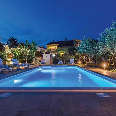 بيت للعطل Six-bedroom In Sv Filip I Jakov *