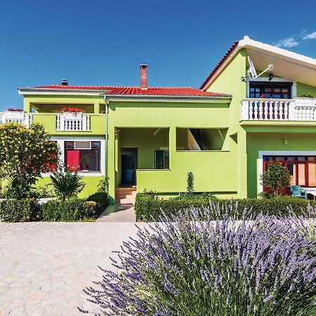 بيت للعطل Six-bedroom In Sv Filip I Jakov