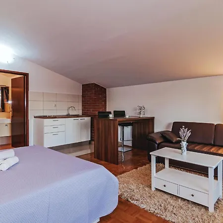 بيت للعطل Six-bedroom In Sv Filip I Jakov