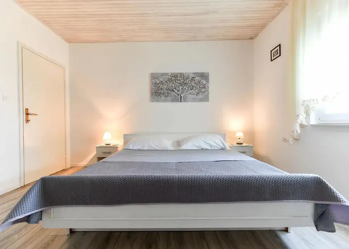 Six-bedroom In Sv Filip I Jakov Casa vacanze