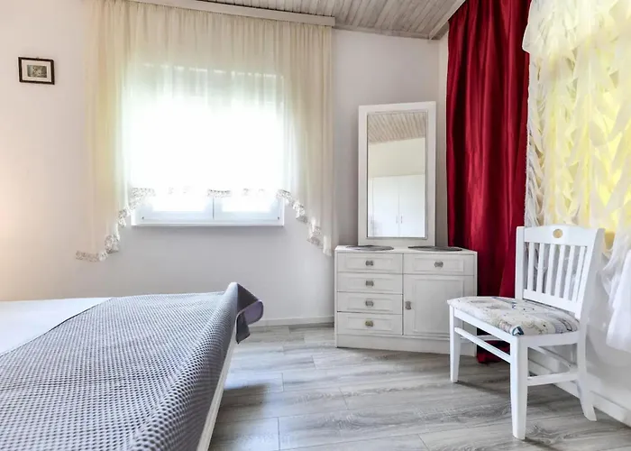 Six-bedroom In Sv Filip I Jakov *