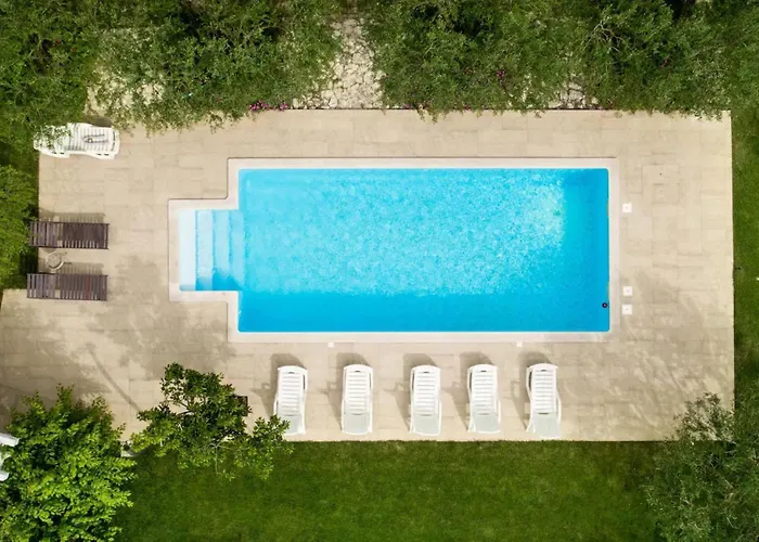 Six-bedroom In Sv Filip I Jakov Casa vacanze *