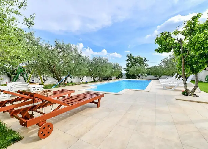 Six-bedroom In Sv Filip I Jakov Casa vacanze *