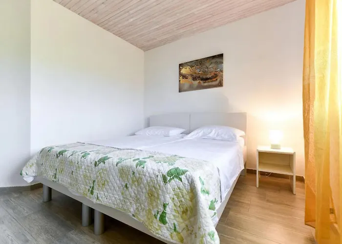 Six-bedroom In Sv Filip I Jakov *