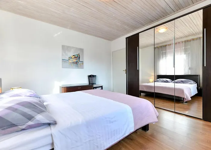 Six-bedroom In Sv Filip I Jakov