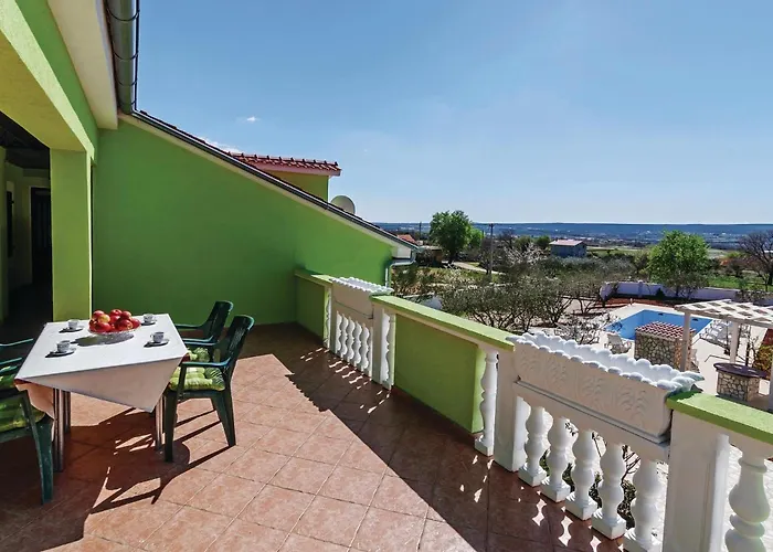 Six-bedroom In Sv Filip I Jakov *