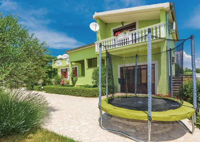 Six-bedroom In Sv Filip I Jakov